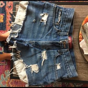 High-waisted  Levi shorts